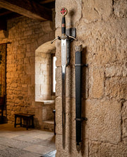 Espada decorativa de los Cruzados con grabados_IA