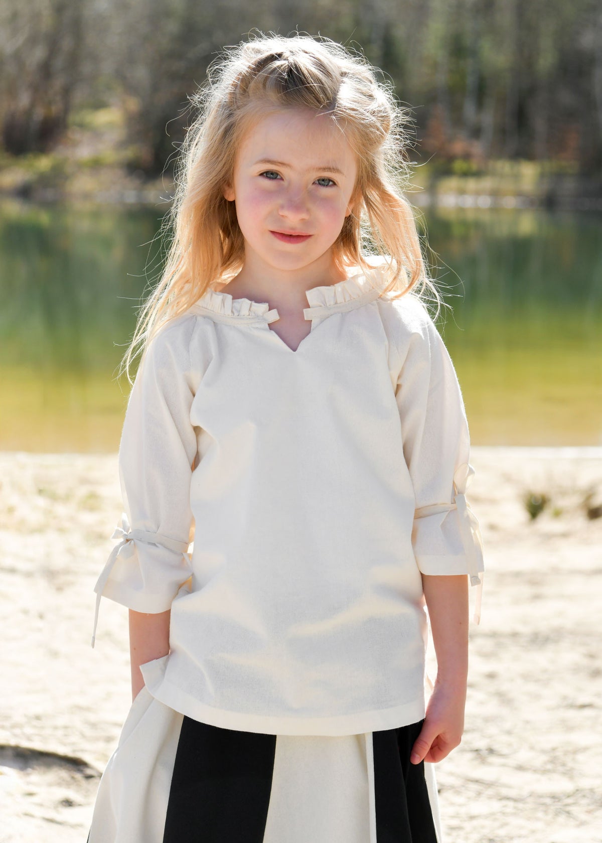 Blusa medieval para niñas modelo Birga, color blanco natural