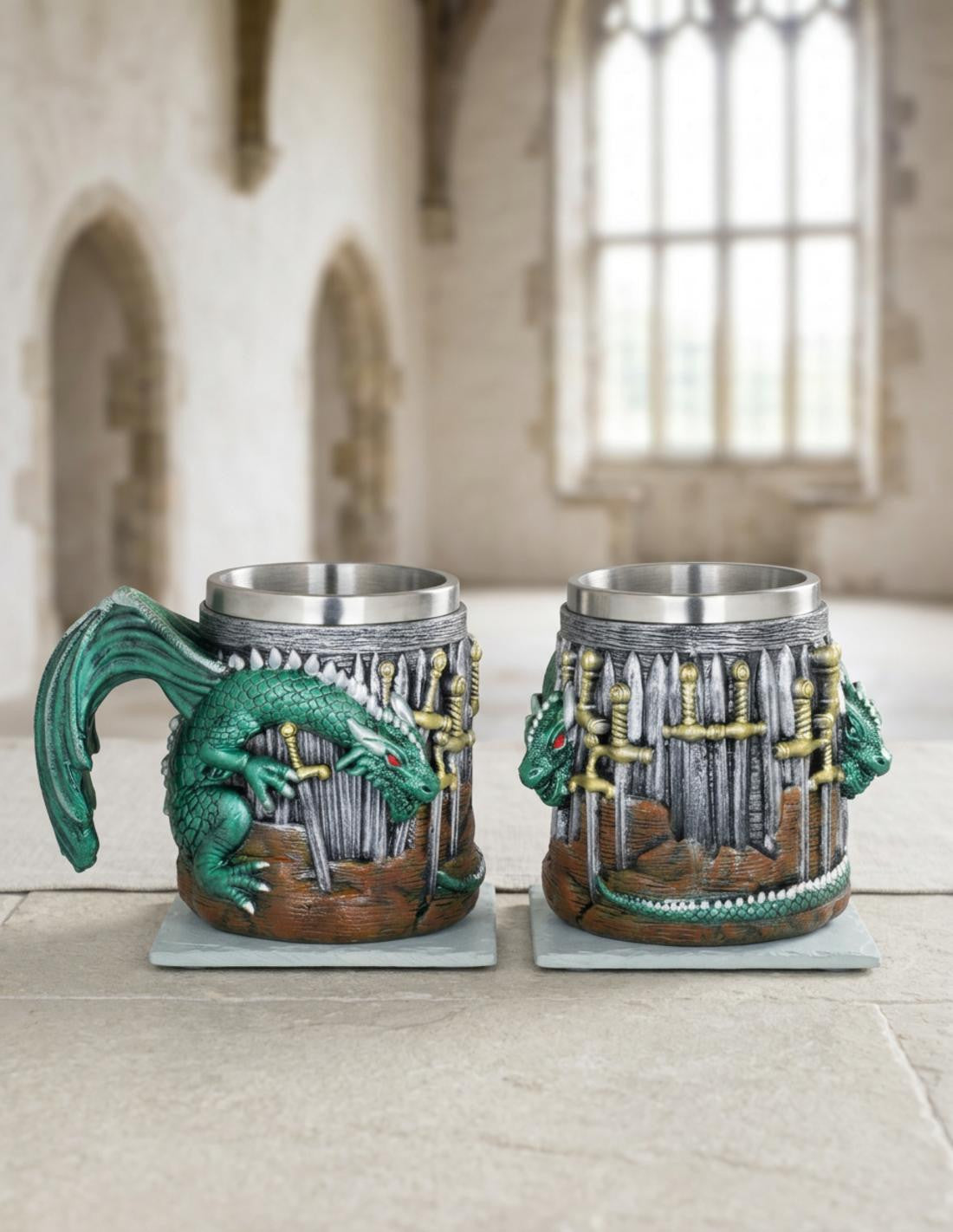 Taza medieval en resina modelo Dragón verde con espadas _IA