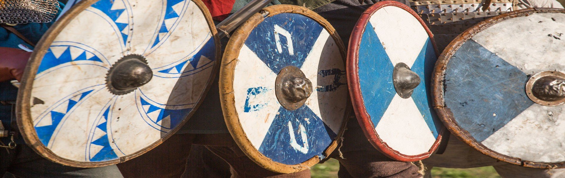 Bouclier anglo-saxon avec motif serpent et runes, 61 cm